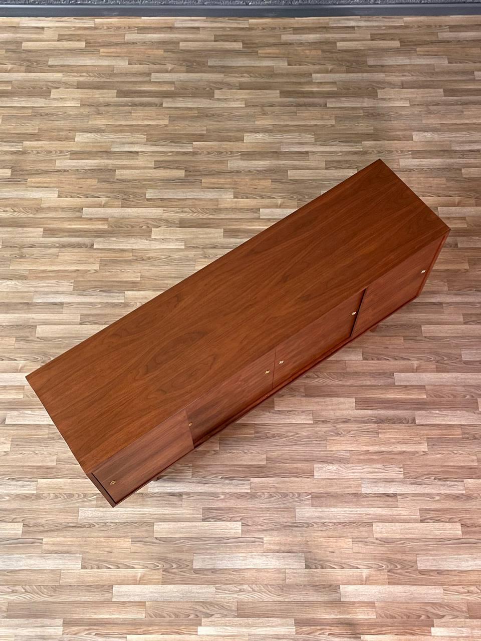 Recién Acabado - Credenza de nogal moderna de mediados de siglo mediados del siglo XX en venta