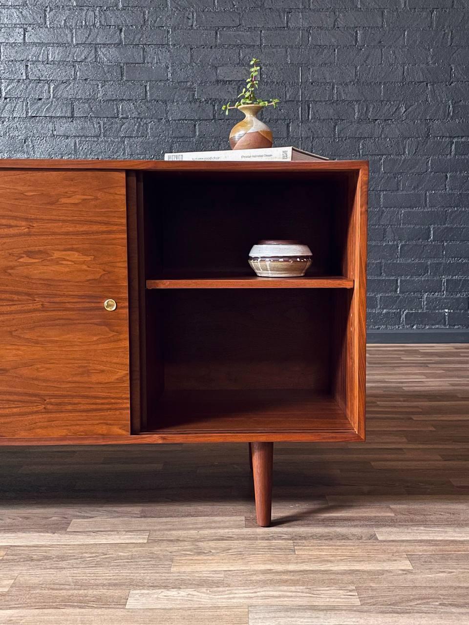 Recién Acabado - Credenza de nogal moderna de mediados de siglo Nogal en venta