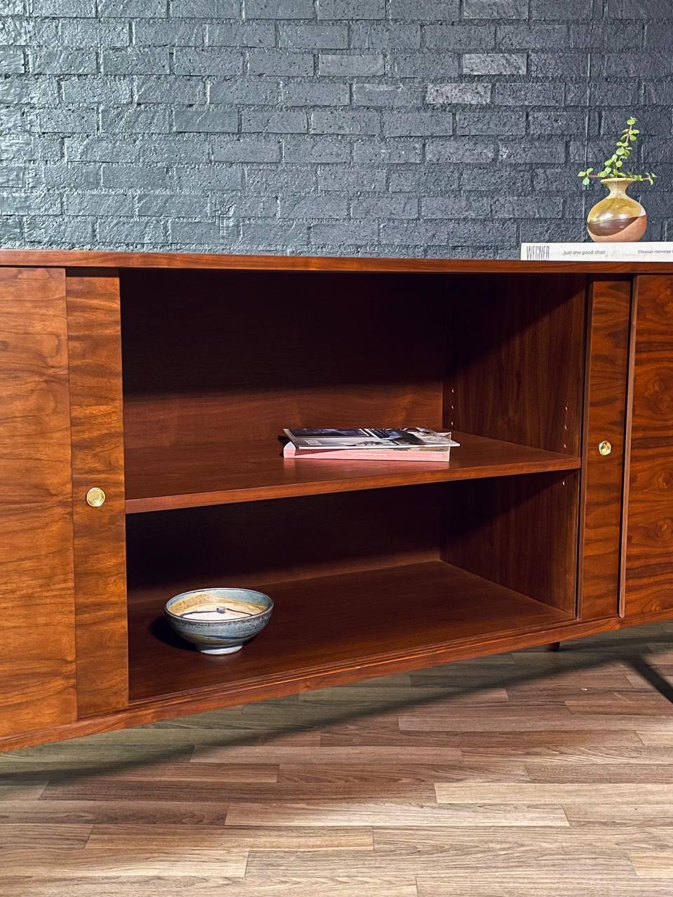 Recién Acabado - Credenza de nogal moderna de mediados de siglo en venta 1
