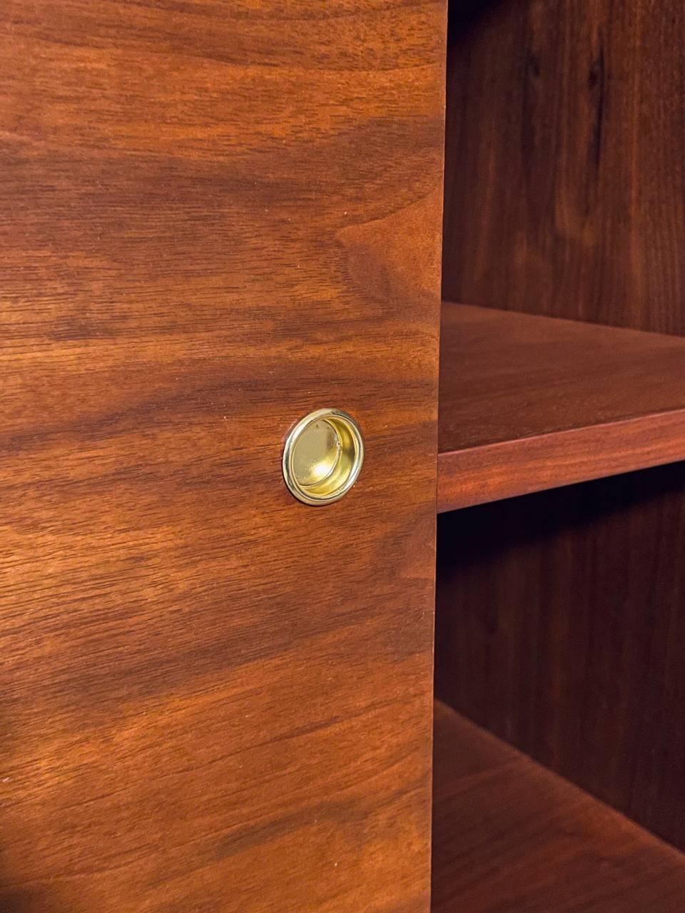 Recién Acabado - Credenza de nogal moderna de mediados de siglo en venta 2