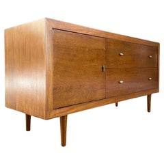 Neu lackiert - Modernes Nussbaum-Credenza aus der Jahrhundertmitte