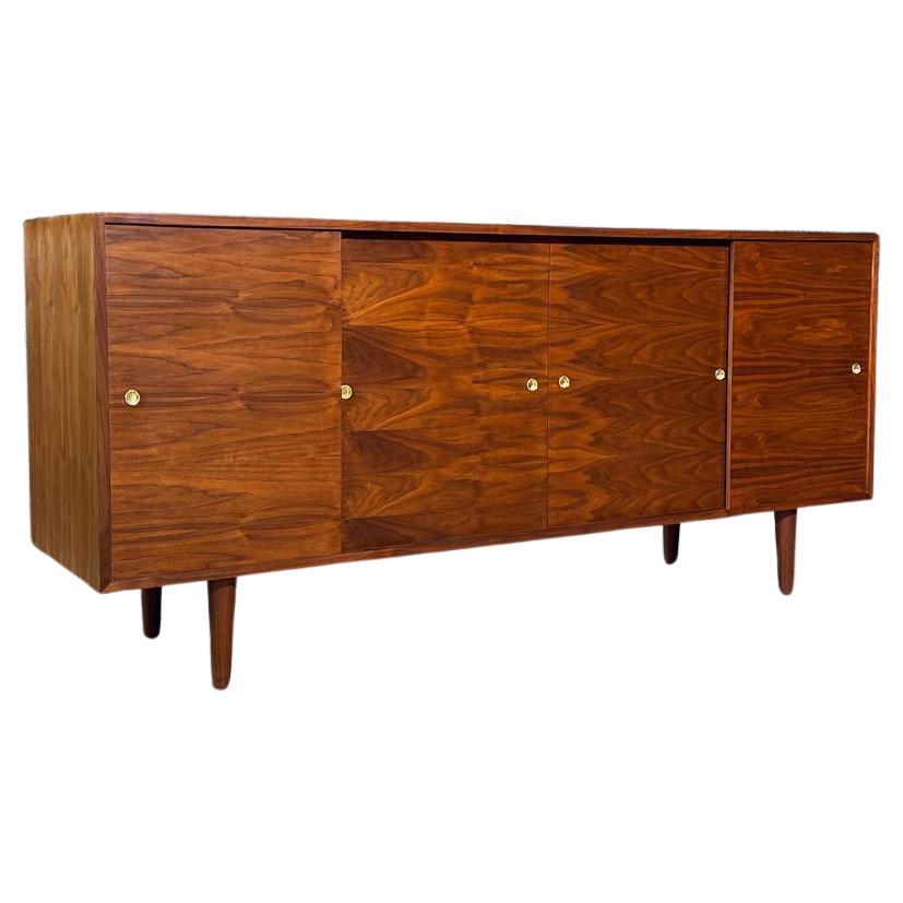 Recién Acabado - Credenza de nogal moderna de mediados de siglo en venta