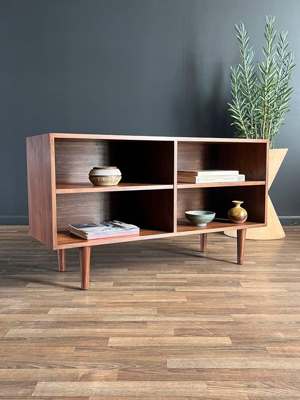 Mid-Century moderno Nuova rifinitura - Credenza o libreria in noce moderna del Medioevo