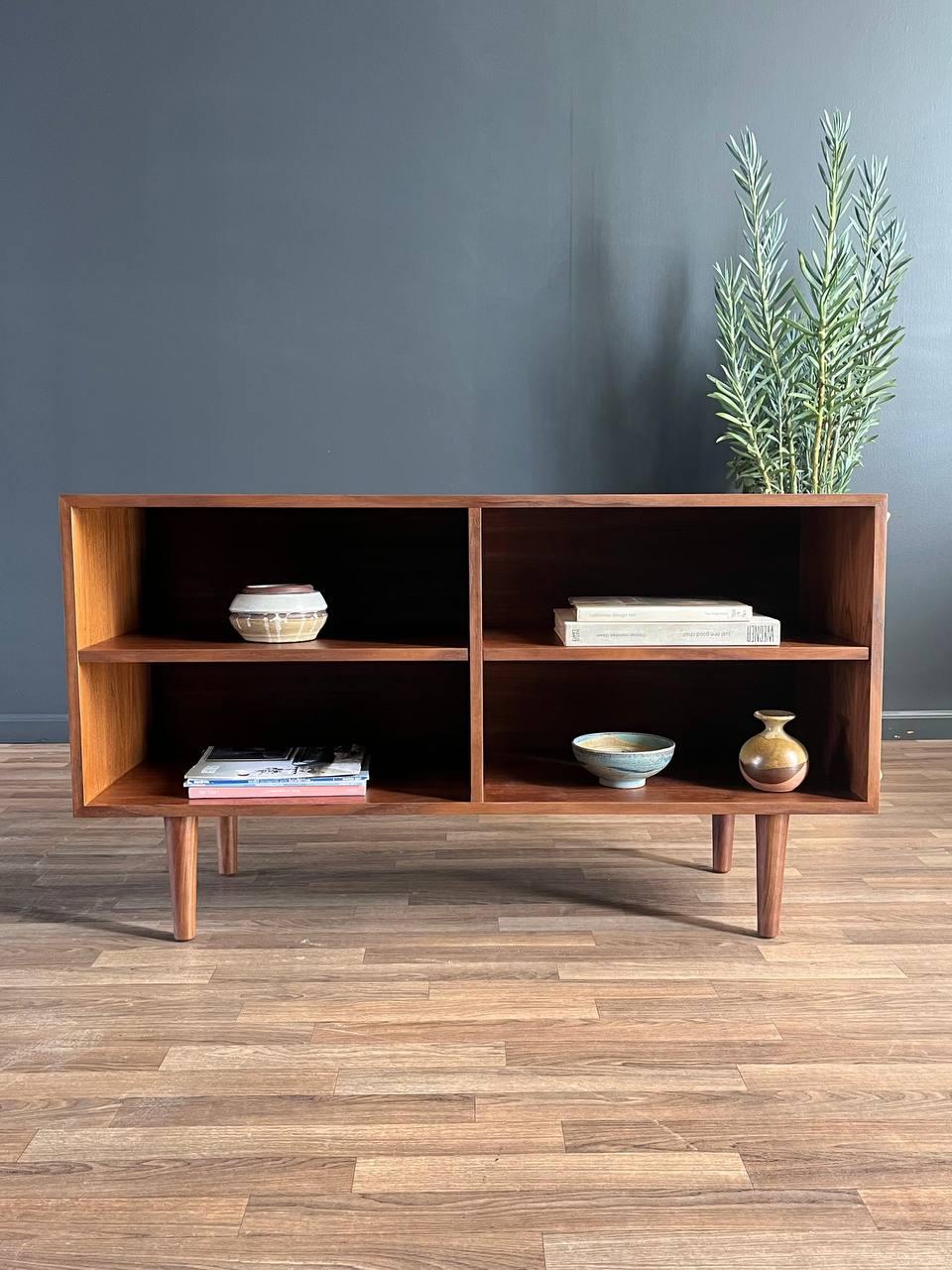 Nuova rifinitura - Credenza o libreria in noce moderna del Medioevo In condizioni ottime a Los Angeles, CA