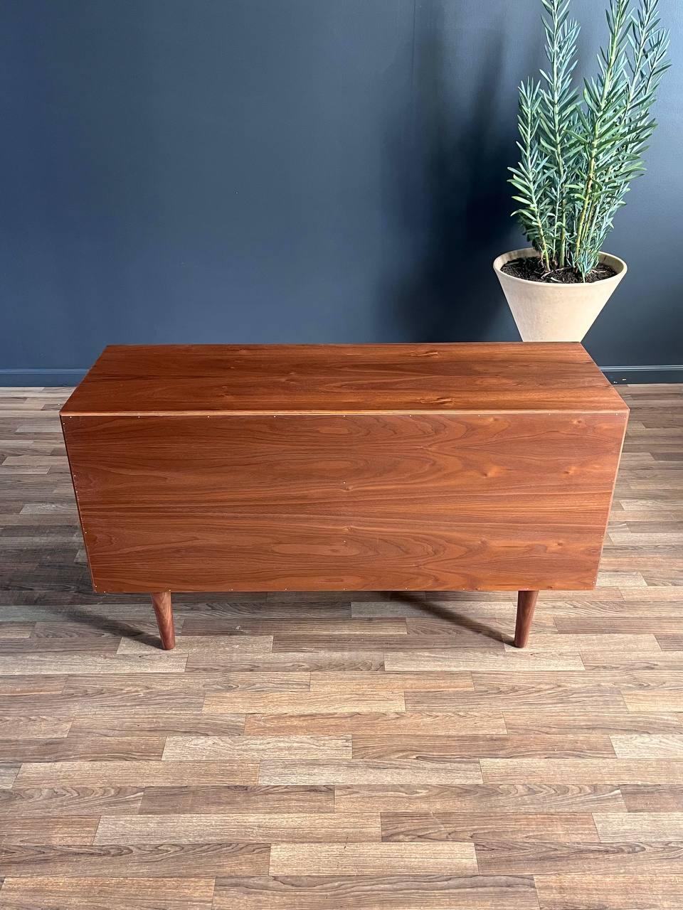 Metà XX secolo Nuova rifinitura - Credenza o libreria in noce moderna del Medioevo
