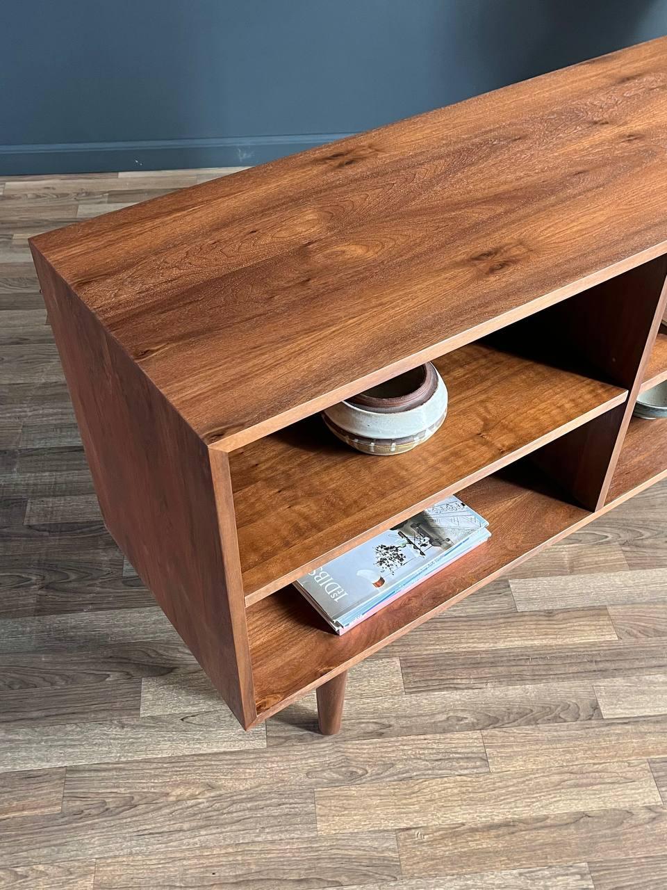 Nuova rifinitura - Credenza o libreria in noce moderna del Medioevo 1