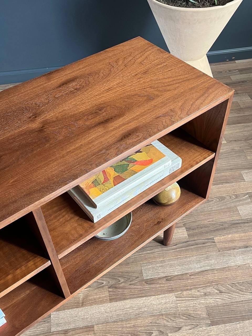 Nuova rifinitura - Credenza o libreria in noce moderna del Medioevo 2