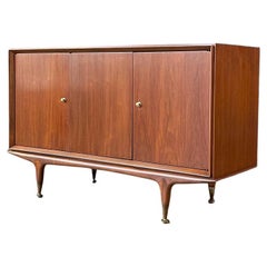 Neu lackiert - Mid-Century Modern Nussbaum Kredenz mit Messing Akzent Beine