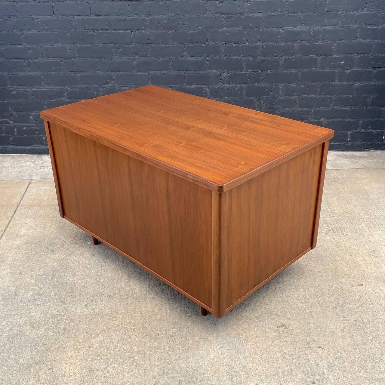 Newly Refinished - Mid-Century Modern Walnut Desk with Finished Back For Sale 4