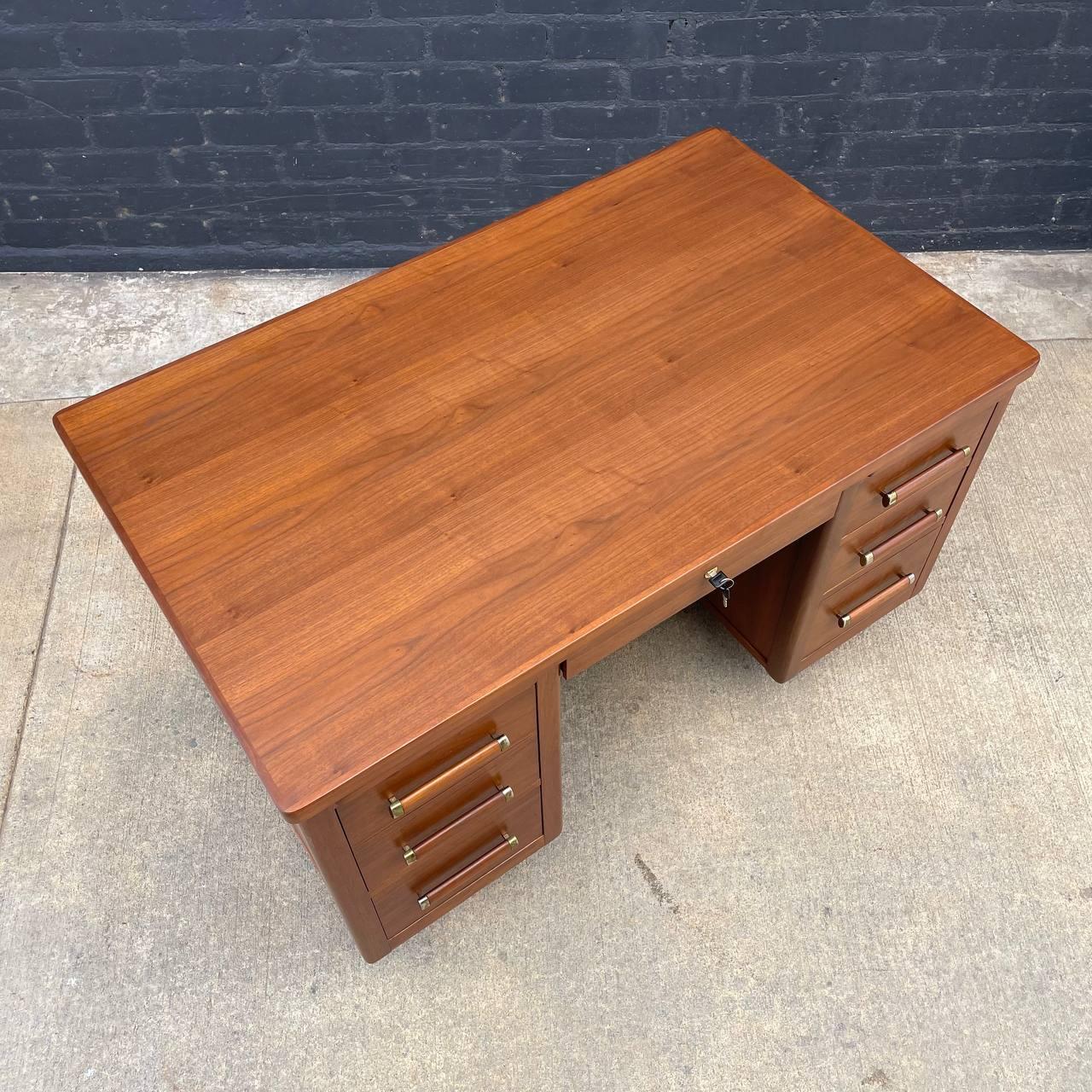 Neu lackiert – Mid-Century Modern-Schreibtisch aus Nussbaumholz mit lackierter Rückenlehne im Angebot 2