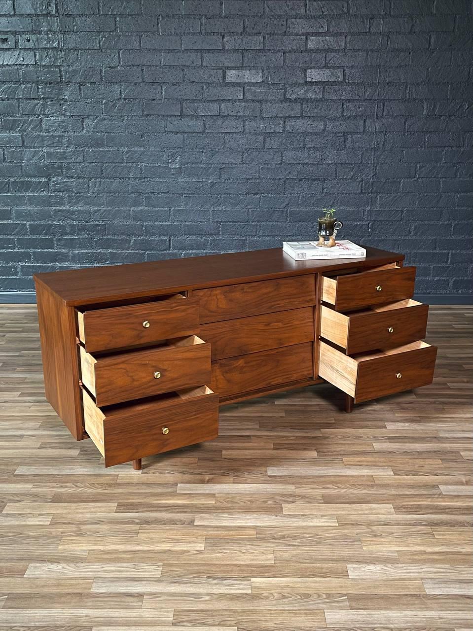 Mid-Century moderno Newly Refinished - Mid-Century Modern Walnut Dresser by Harmony House in vendita