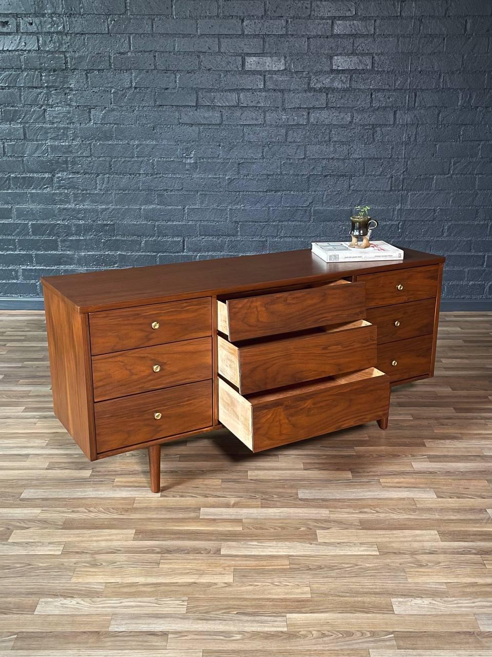 Americano Newly Refinished - Mid-Century Modern Walnut Dresser by Harmony House in vendita