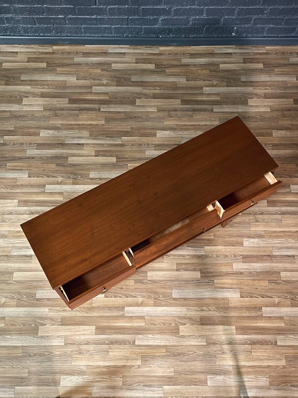 Newly Refinished - Mid-Century Modern Walnut Dresser by Harmony House In condizioni ottime in vendita a Los Angeles, CA