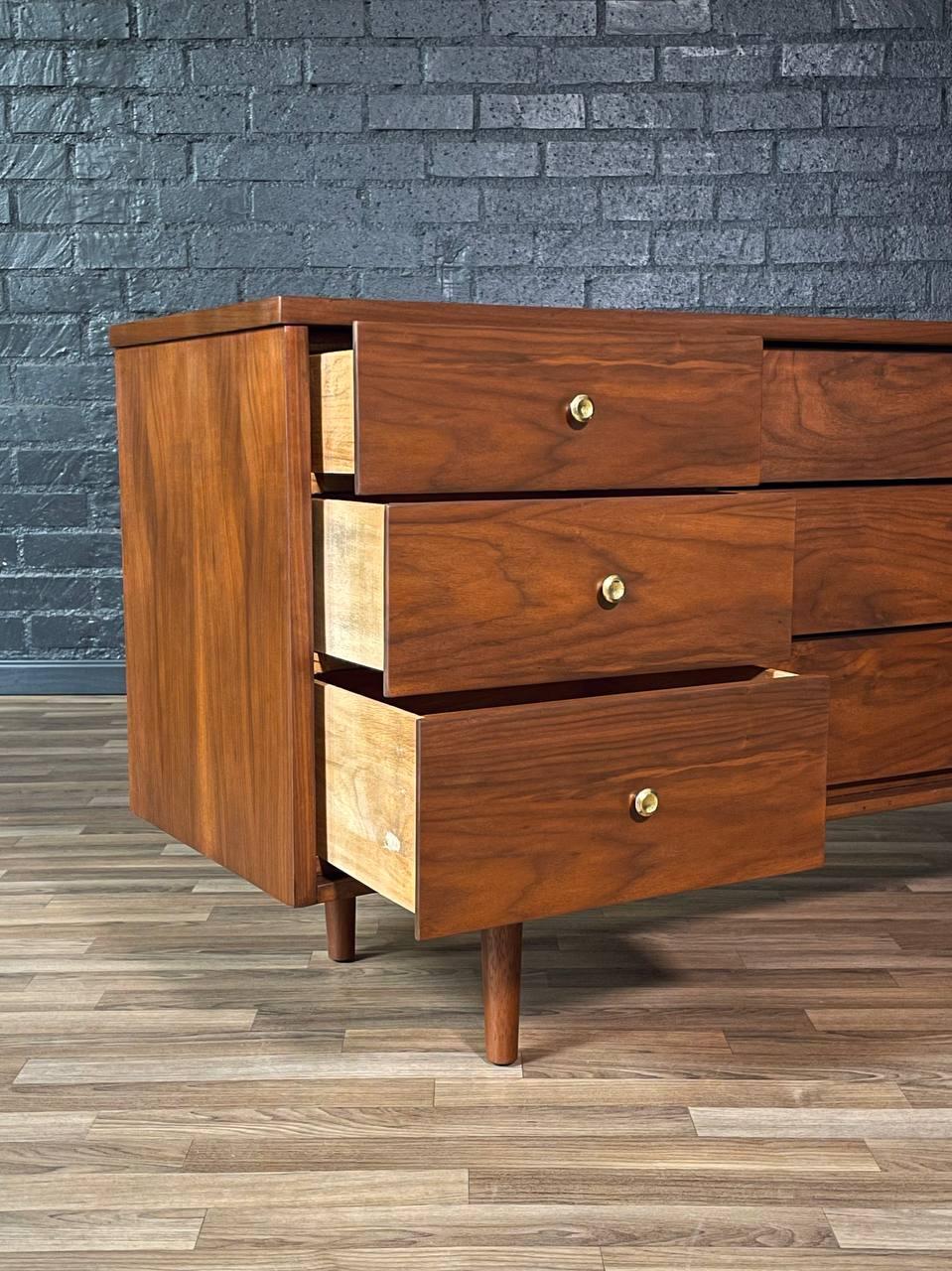 Metà XX secolo Newly Refinished - Mid-Century Modern Walnut Dresser by Harmony House in vendita
