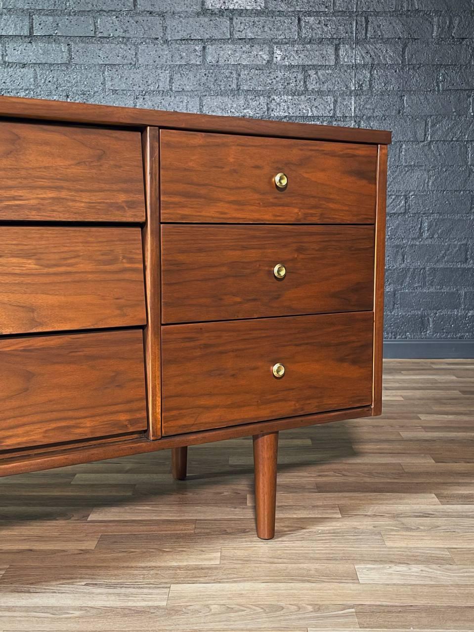 Noce Newly Refinished - Mid-Century Modern Walnut Dresser by Harmony House in vendita