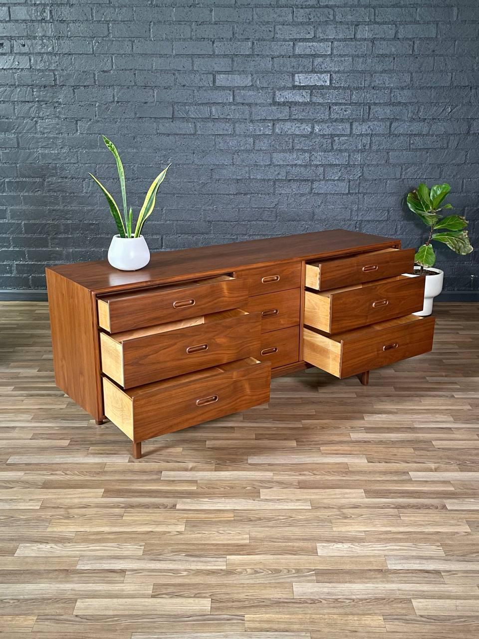 Mid-Century moderno Appena rifinito - Comò moderno in noce del Medioevo di Jack Cartwright in vendita