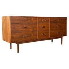 Nouvellement repeinte - Commode en noyer moderne du milieu du siècle par Jack Cartwright