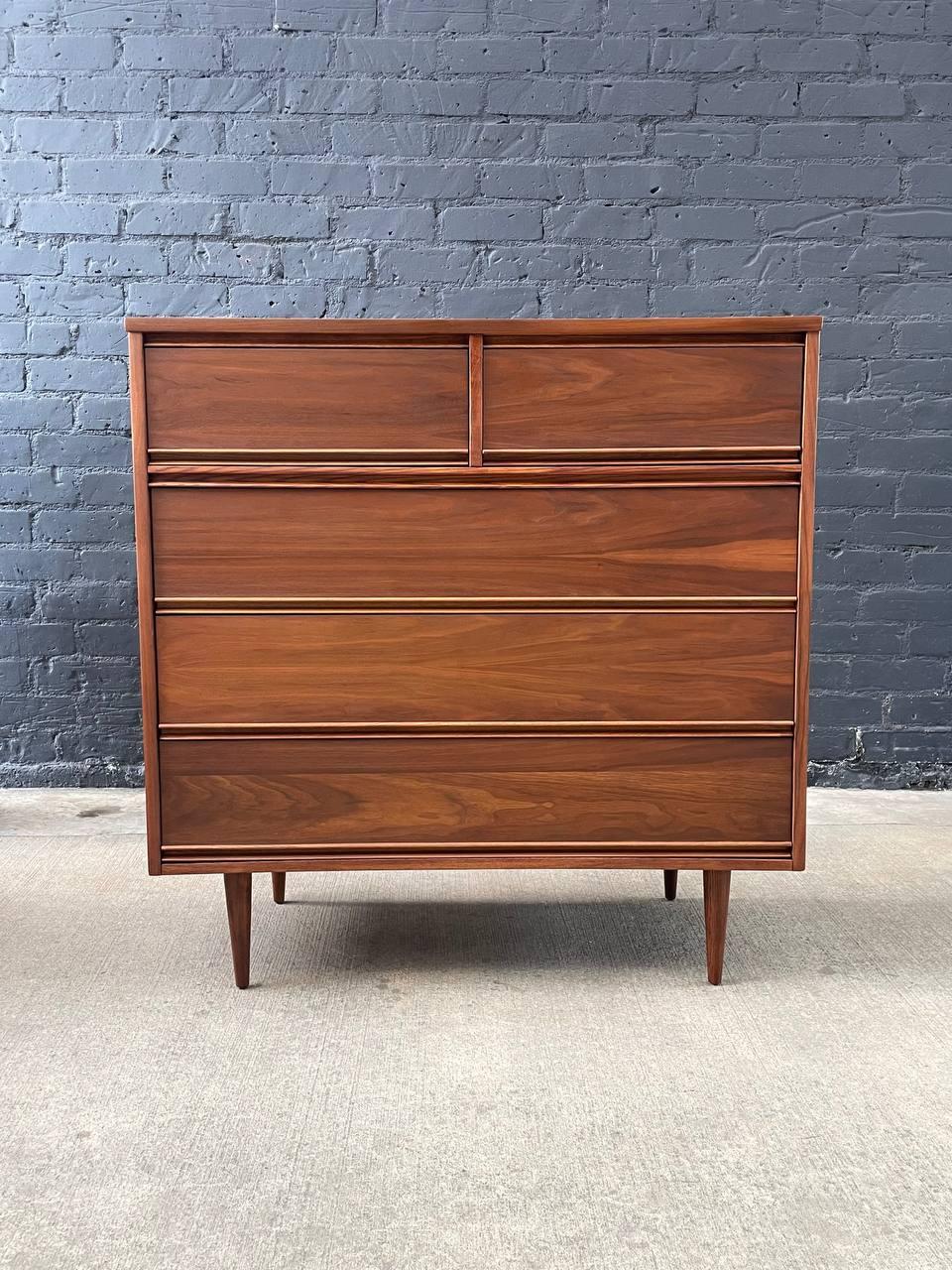 Newly Refinished - Mid-Century Modern Walnut Dresser Highboy by Dixie Furniture In Excellent Condition In Los Angeles, CA