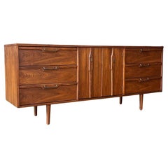 Nouvellement repeinte - Commode en noyer moderne du milieu du siècle avec porte d'armoire
