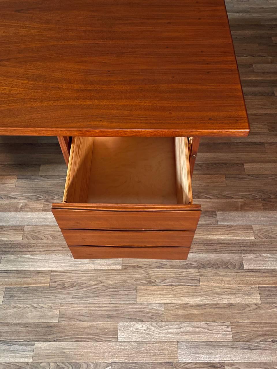 Appena rifinita - Scrivania direzionale in legno di noce del Mid-Century Modern di Fredrik A. Kayser in vendita 3