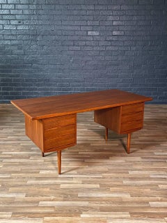 Recién acabado - Escritorio ejecutivo moderno de mediados de siglo en nogal de Fredrik A. Kayser