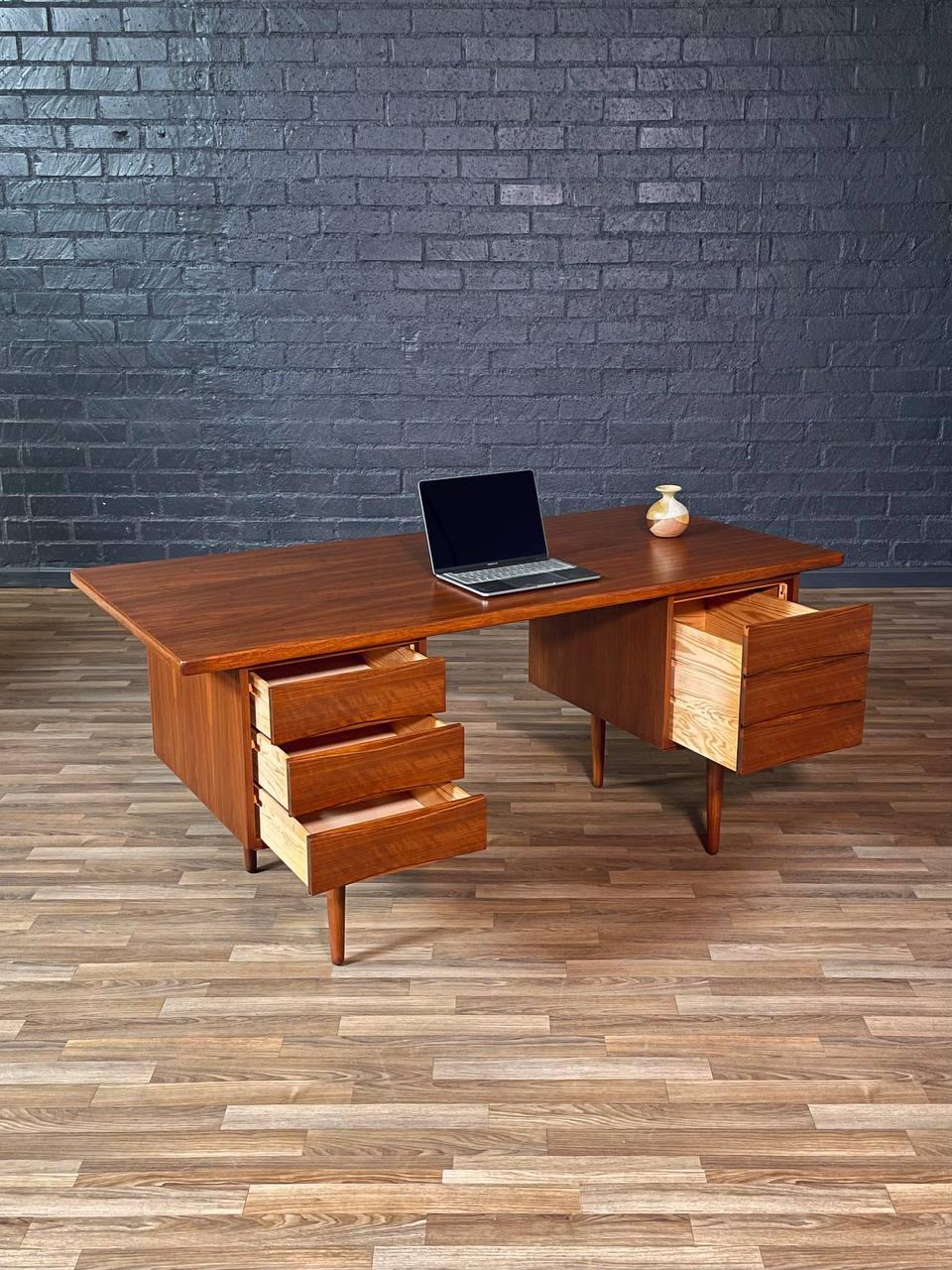 Mid-Century moderno Appena rifinita - Scrivania direzionale in legno di noce del Mid-Century Modern di Fredrik A. Kayser in vendita