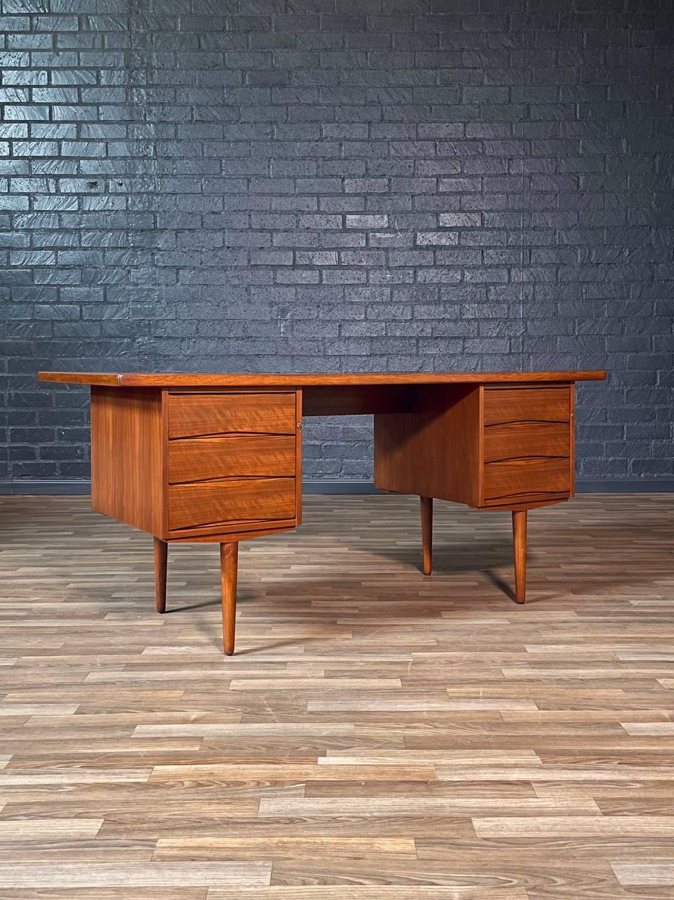 Norvegese Appena rifinita - Scrivania direzionale in legno di noce del Mid-Century Modern di Fredrik A. Kayser in vendita