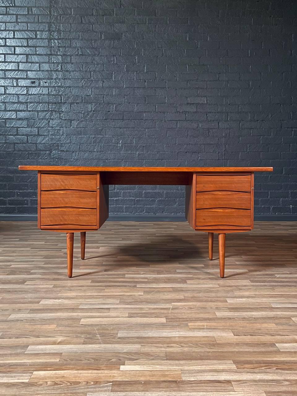 Appena rifinita - Scrivania direzionale in legno di noce del Mid-Century Modern di Fredrik A. Kayser In condizioni ottime in vendita a Los Angeles, CA