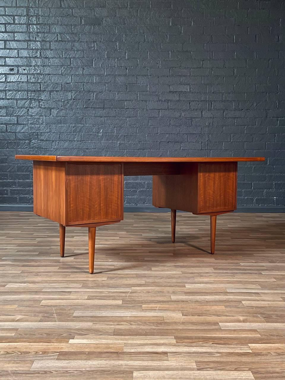 Metà XX secolo Appena rifinita - Scrivania direzionale in legno di noce del Mid-Century Modern di Fredrik A. Kayser in vendita