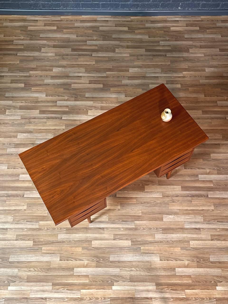Noce Appena rifinita - Scrivania direzionale in legno di noce del Mid-Century Modern di Fredrik A. Kayser in vendita