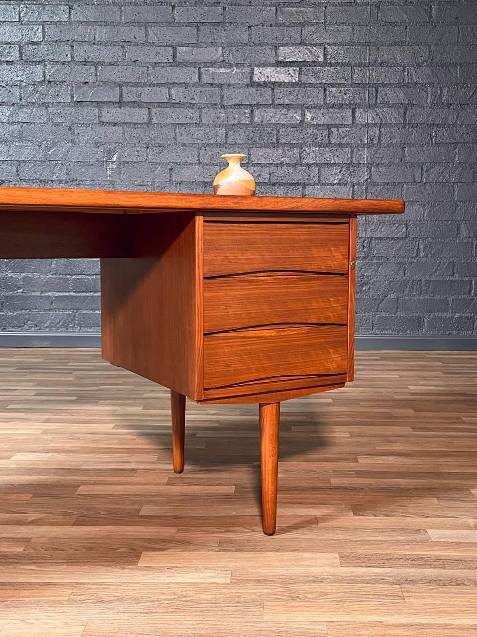 Appena rifinita - Scrivania direzionale in legno di noce del Mid-Century Modern di Fredrik A. Kayser in vendita 1