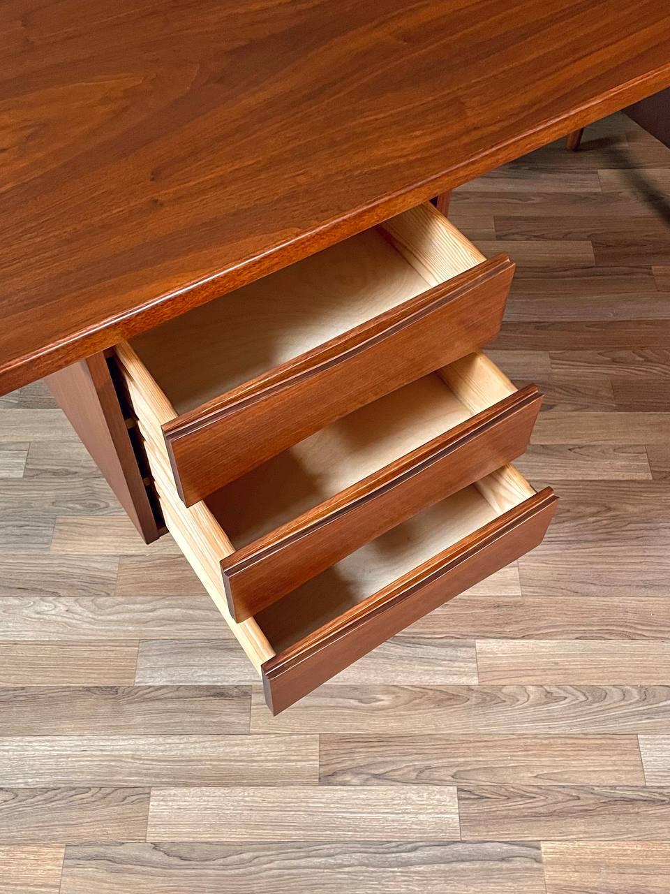 Appena rifinita - Scrivania direzionale in legno di noce del Mid-Century Modern di Fredrik A. Kayser in vendita 2