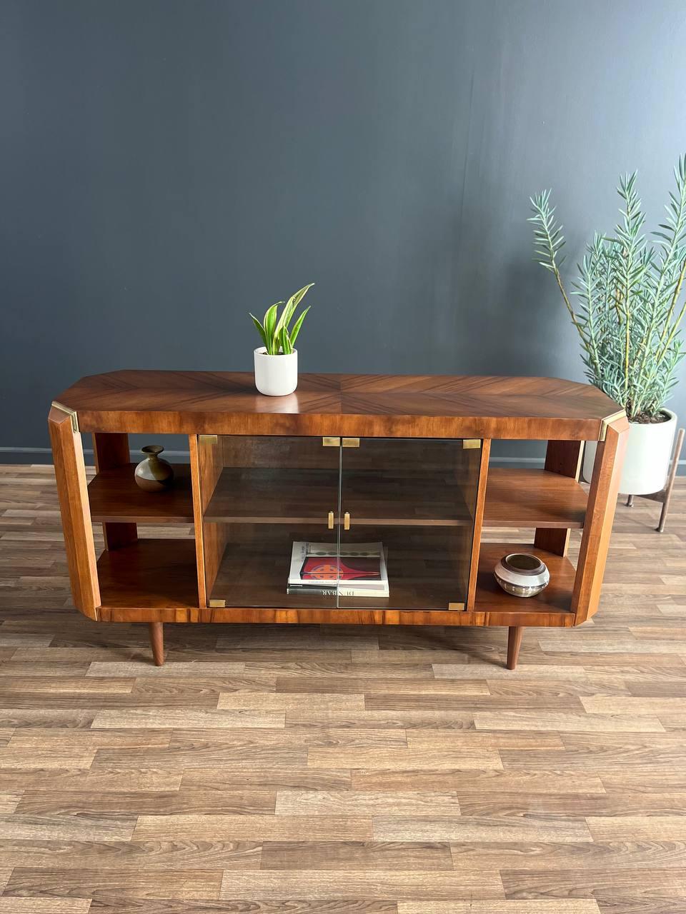 Recién Acabada - Librería Moderna de Mitad de Siglo en Nogal y Cristal Moderno de mediados de siglo