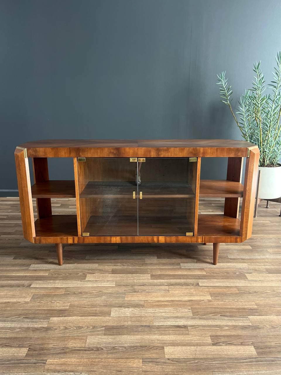 Recién Acabada - Librería Moderna de Mitad de Siglo en Nogal y Cristal Estadounidense