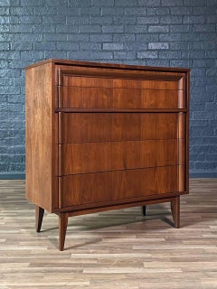 Recién acabada - Cómoda Highboy de nogal moderna de mediados de siglo by Basic Witz