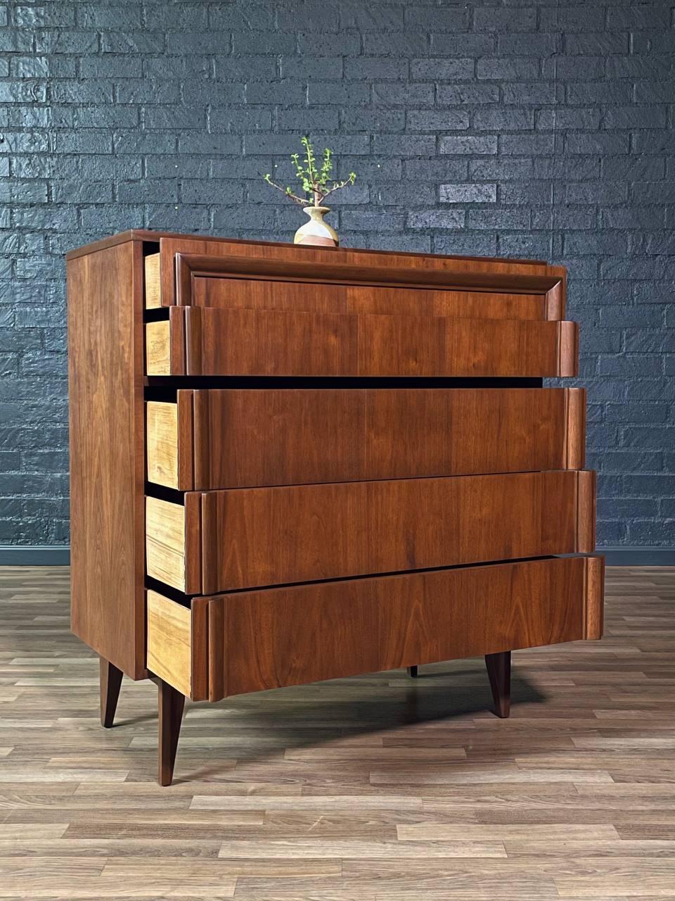 Mid-Century moderno Newly Refinished - Mid-Century Modern Walnut Highboy Dresser by Basic Witz in vendita