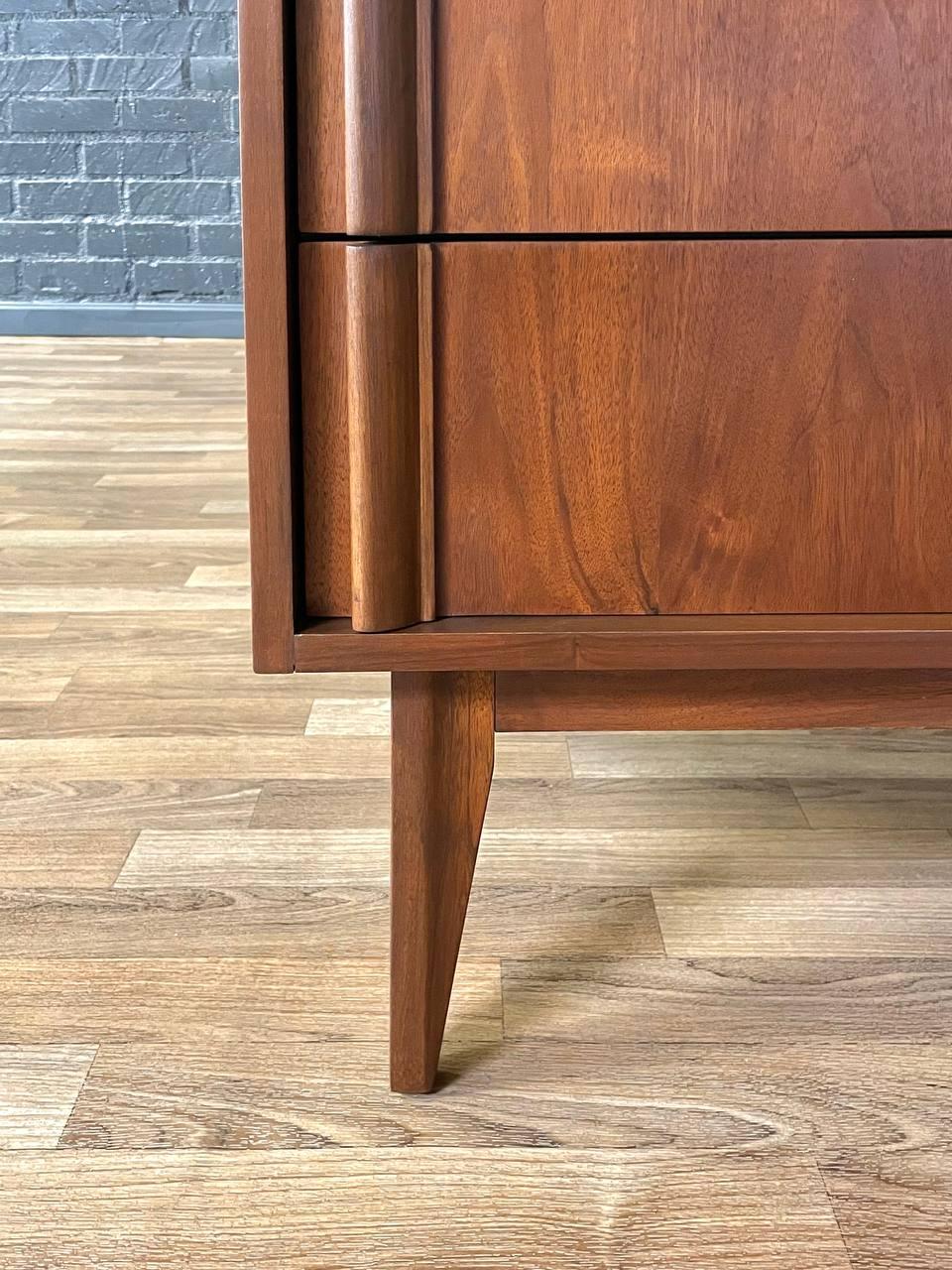 Noce Newly Refinished - Mid-Century Modern Walnut Highboy Dresser by Basic Witz in vendita