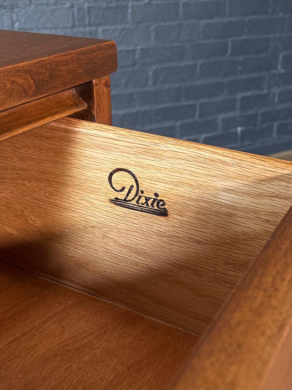Neu lackiert – Mid-Century Modern-Hochkommode aus Nussbaumholz von Dixie im Angebot 3