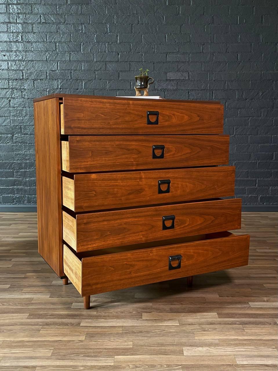 Neu lackiert – Mid-Century Modern-Hochkommode aus Nussbaumholz von Dixie (Moderne der Mitte des Jahrhunderts) im Angebot