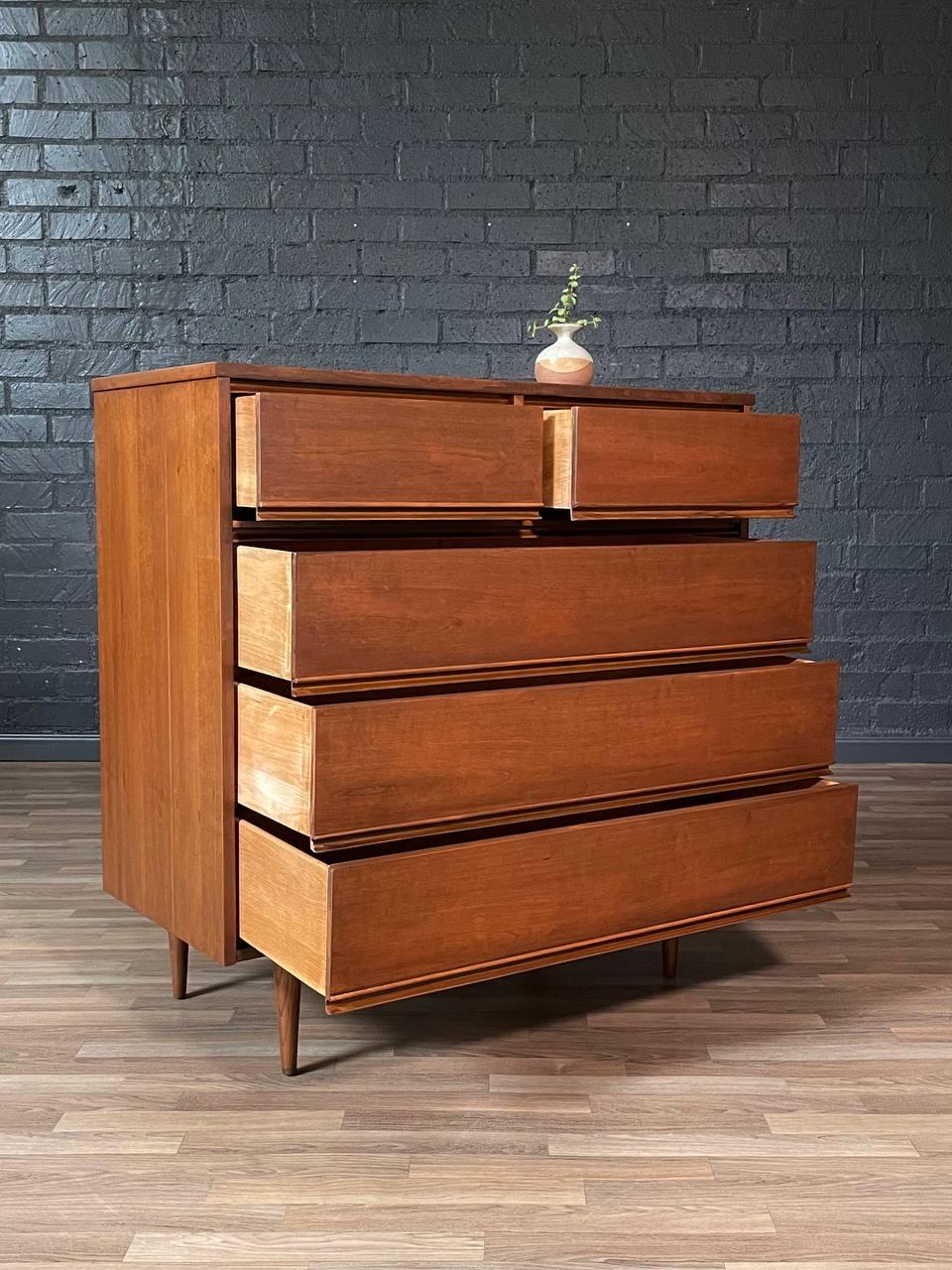 Neu lackiert – Mid-Century Modern-Hochkommode aus Nussbaumholz von Dixie (Moderne der Mitte des Jahrhunderts) im Angebot