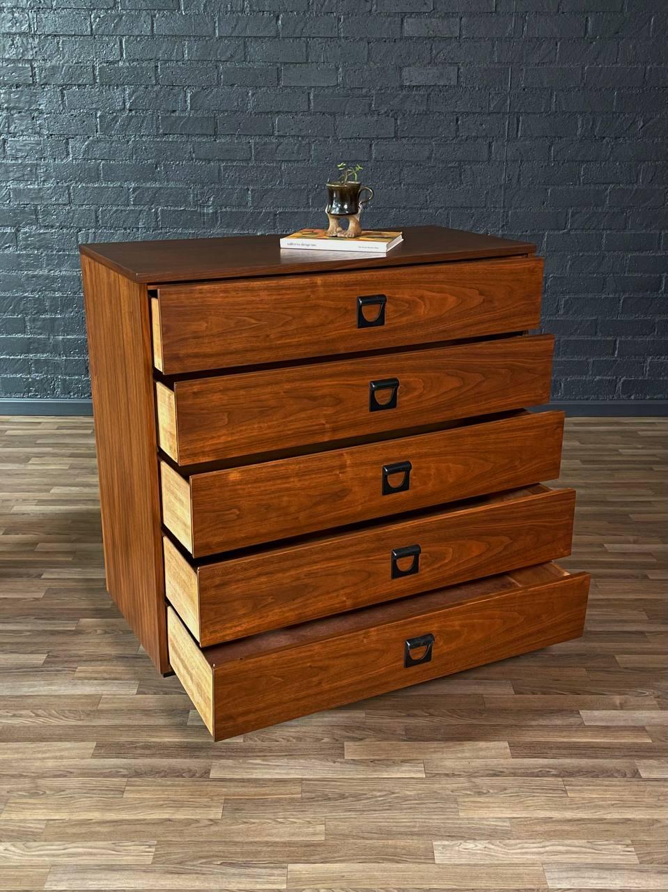 Neu lackiert – Mid-Century Modern-Hochkommode aus Nussbaumholz von Dixie (amerikanisch) im Angebot