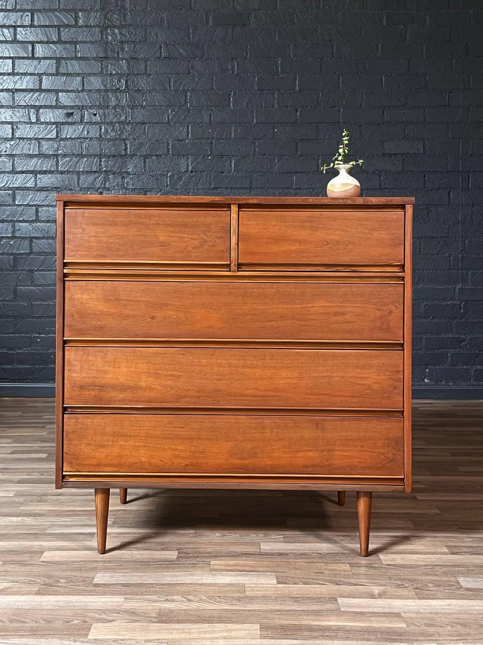 Neu lackiert – Mid-Century Modern-Hochkommode aus Nussbaumholz von Dixie (amerikanisch) im Angebot