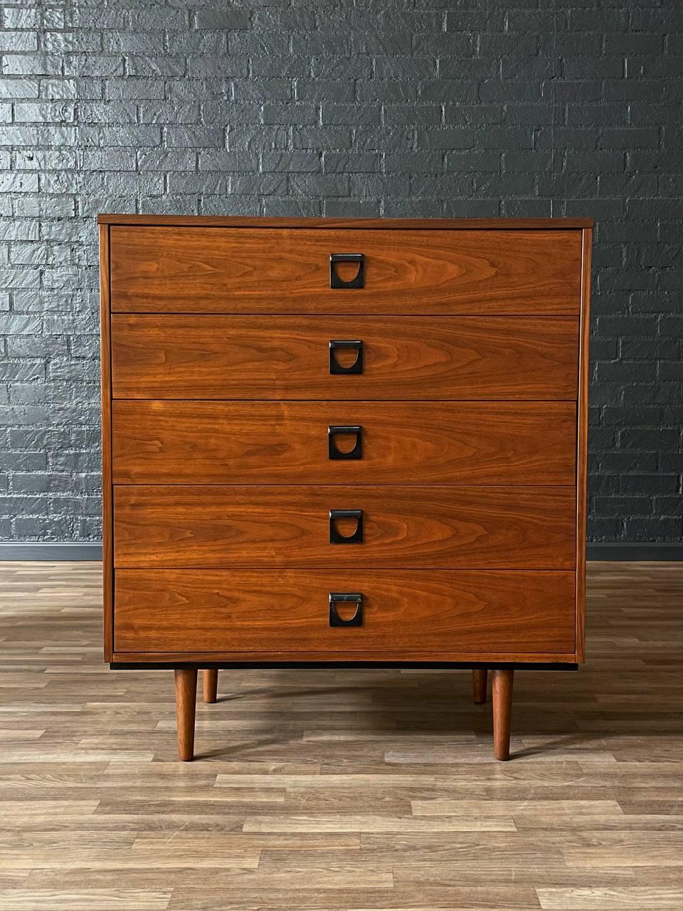 Neu lackiert – Mid-Century Modern-Hochkommode aus Nussbaumholz von Dixie im Zustand „Hervorragend“ im Angebot in Los Angeles, CA