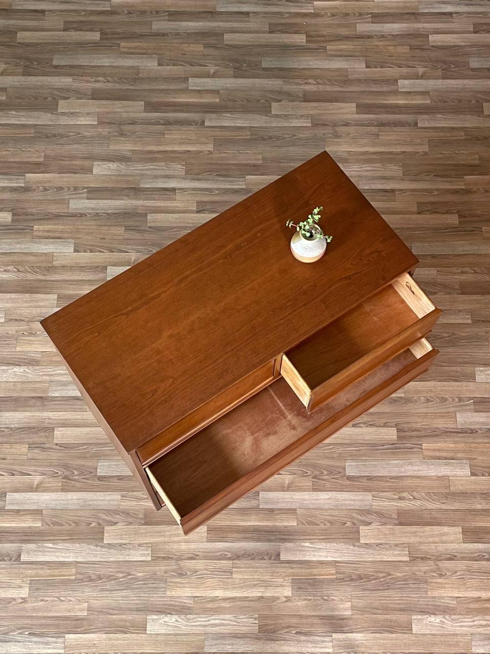 Neu lackiert – Mid-Century Modern-Hochkommode aus Nussbaumholz von Dixie im Zustand „Hervorragend“ im Angebot in Los Angeles, CA