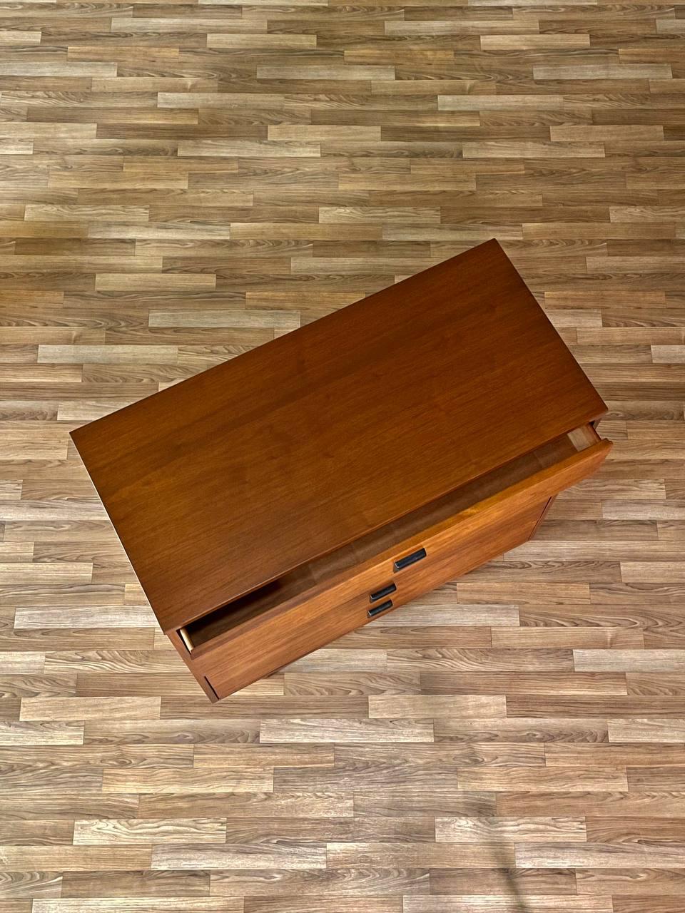 Neu lackiert – Mid-Century Modern-Hochkommode aus Nussbaumholz von Dixie (Mitte des 20. Jahrhunderts) im Angebot