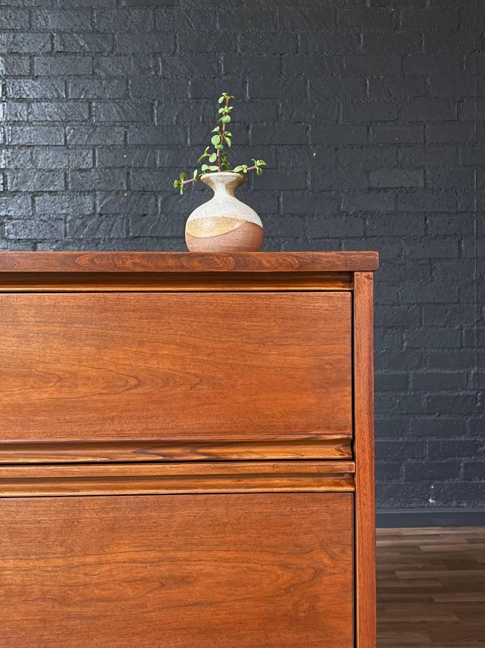 Neu lackiert – Mid-Century Modern-Hochkommode aus Nussbaumholz von Dixie (Mitte des 20. Jahrhunderts) im Angebot
