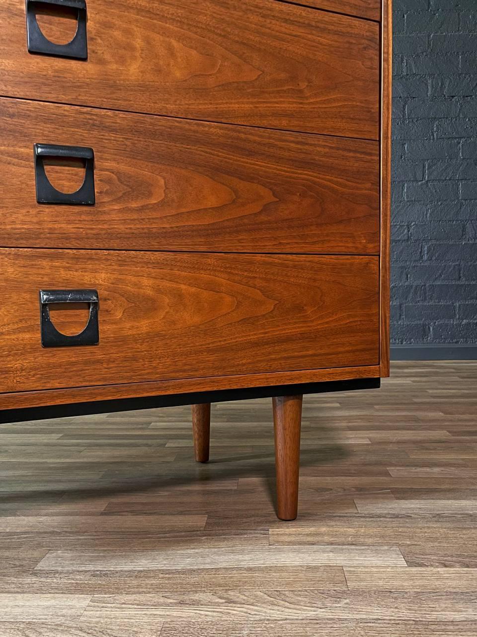 Neu lackiert – Mid-Century Modern-Hochkommode aus Nussbaumholz von Dixie (Metall) im Angebot