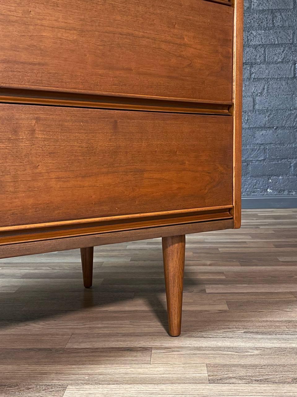 Neu lackiert – Mid-Century Modern-Hochkommode aus Nussbaumholz von Dixie (Walnuss) im Angebot