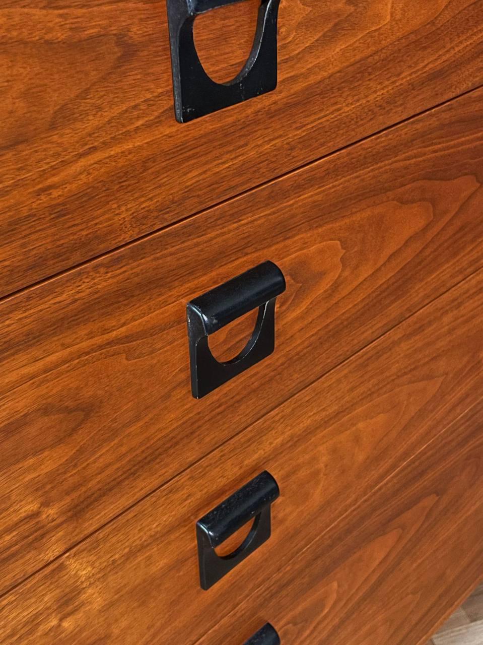 Neu lackiert – Mid-Century Modern-Hochkommode aus Nussbaumholz von Dixie im Angebot 1