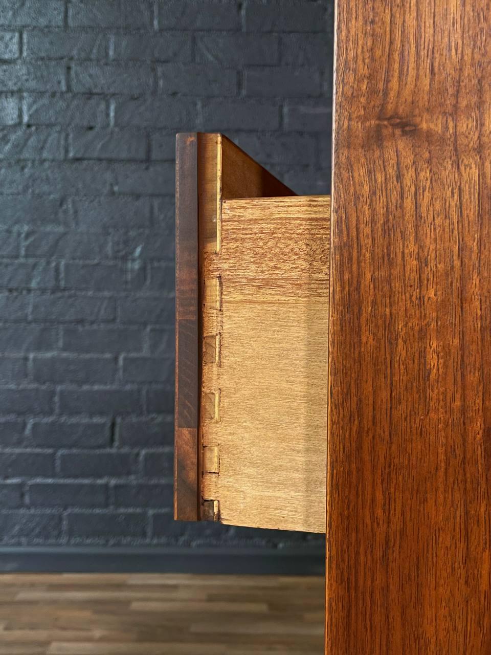 Neu lackiert – Mid-Century Modern-Hochkommode aus Nussbaumholz von Dixie im Angebot 2